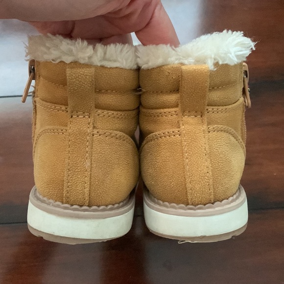3/30$ BUNDLE SALE! 
Gently used Cat & Jack winter boot. Size 8 - Picture 4 of 7